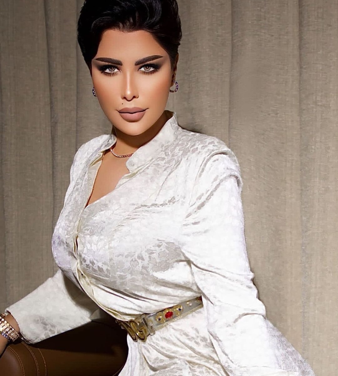 شمس الكويتية تثير جمهورها بطريقة جلوسها وفستانها القصير شاهد